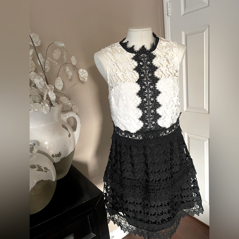 Adelyn Rae sleeveless black/white lace dress